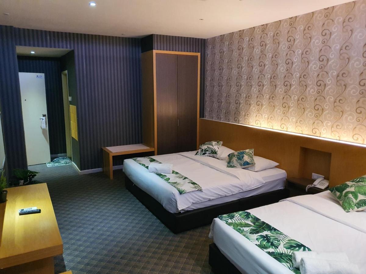 Hotel Grandeur And 3*